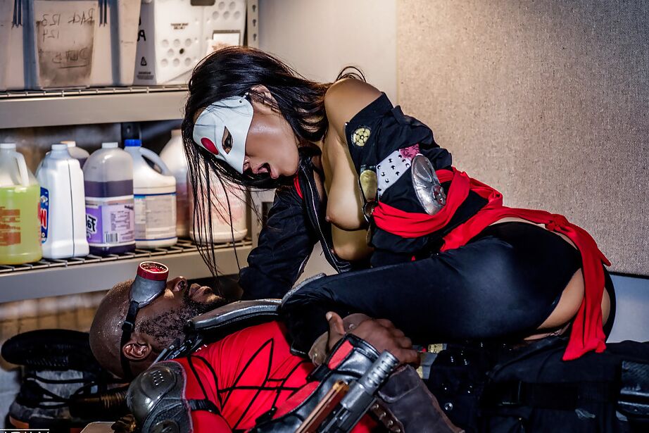 16P Asa Akira, une asiatique masquée, se fait baiser par un mec noir en tenue de motard.