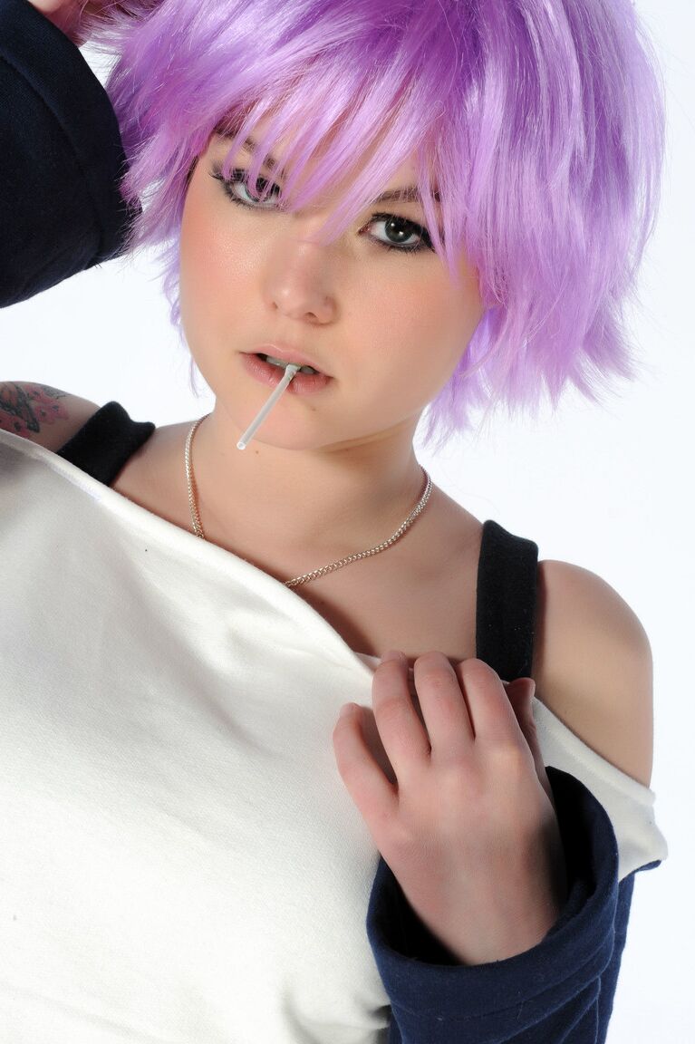 11P Kasey Olsen, fille aux cheveux violets, écarte la chatte avec une sucette dans la bouche