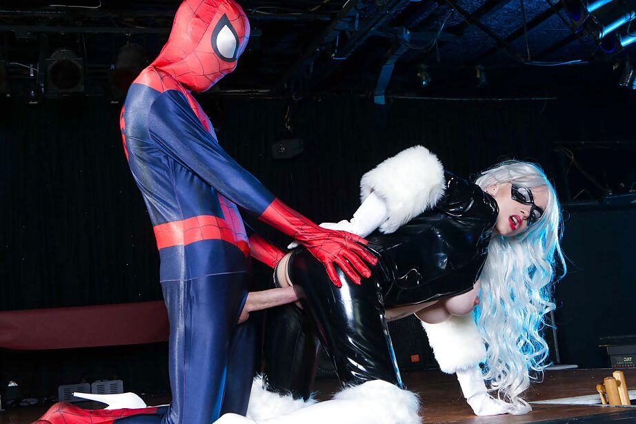 16P Rubia tetona Mila Milan teniendo sexo duro a lo perrito en traje de cosplay de látex