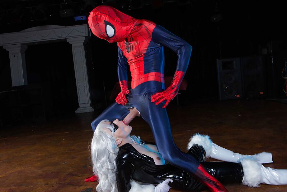 16P Rubia tetona Mila Milan teniendo sexo duro a lo perrito en traje de cosplay de látex