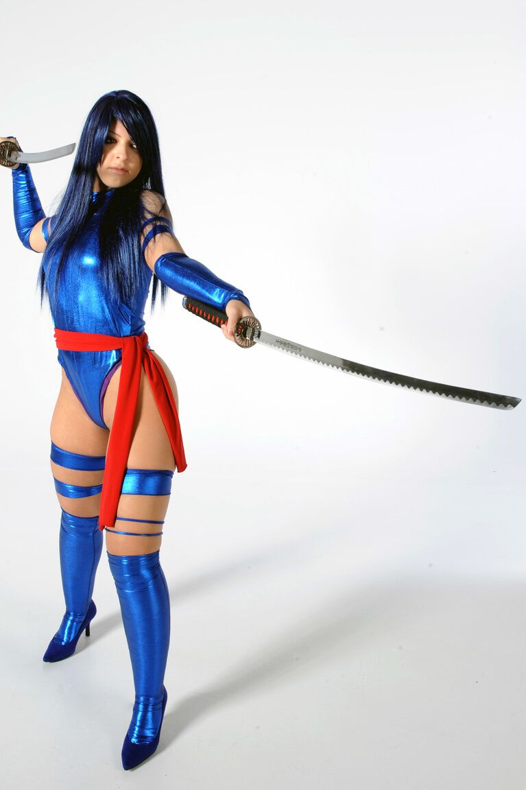 11P Nathalya, une cosplayeuse aux gros seins, montre son incroyable cul rond et juteux
