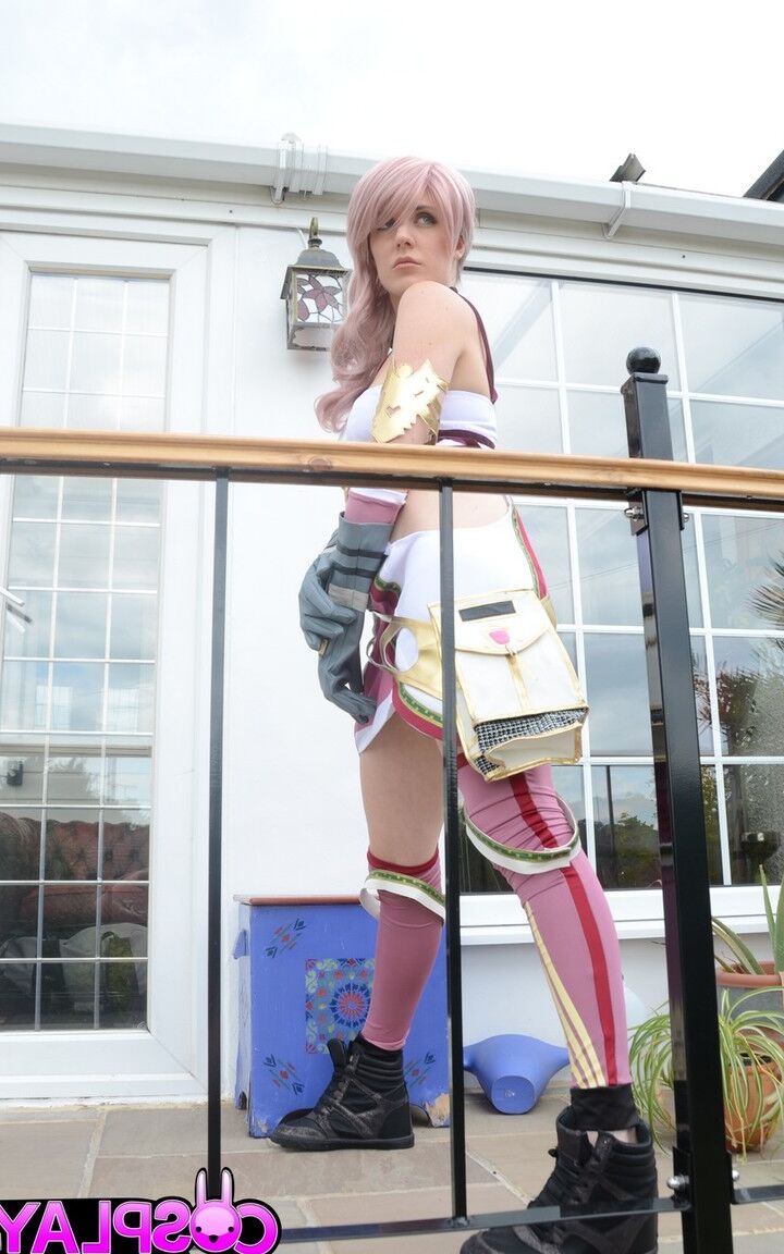 14P A garota loira Samantha Bentley se veste com uma roupa de cosplay para brincar consigo mesma