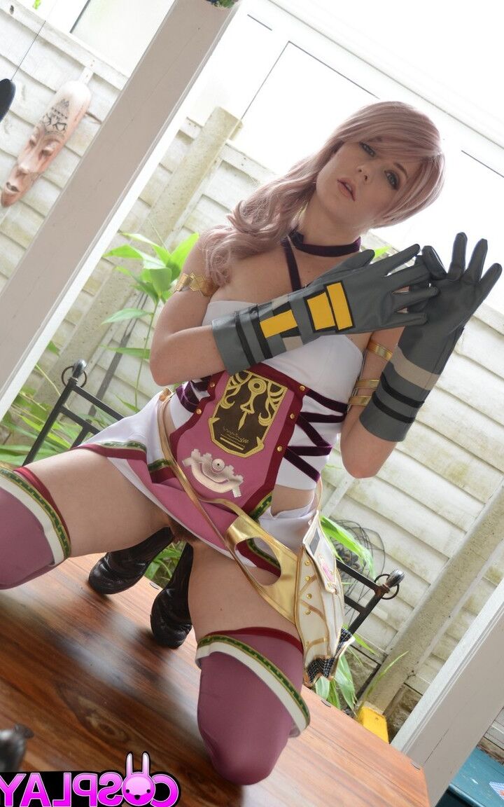 14P A garota loira Samantha Bentley se veste com uma roupa de cosplay para brincar consigo mesma