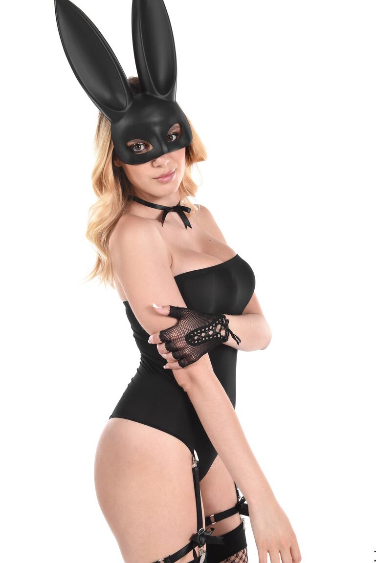 15P La sexy rubia Paola Hard se mete un consolador en el coño mientras lleva una máscara de conejo negro