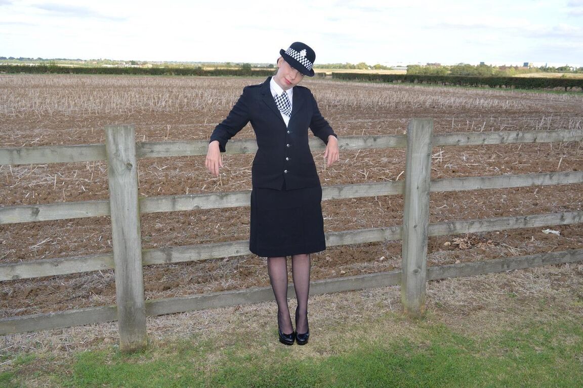 20P Die reife Polizistin Barby Slut zieht ihre Uniform an einem Zaun auf einem Bauernhof aus