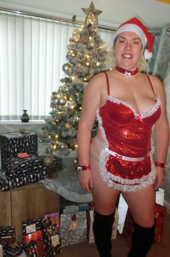 16P A loira peituda Barby masturba sua buceta raspada perto da árvore de Natal