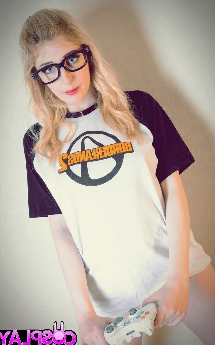 14P Gamer girl Jessica Jensen tira os óculos enquanto fica nua