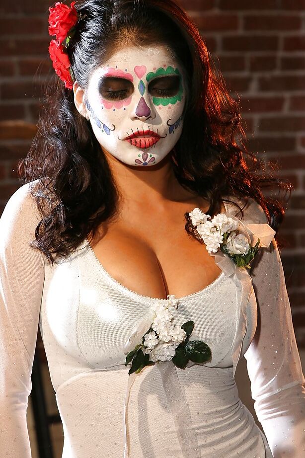 16P Latina deslumbrante em roupa de cosplay Alexis Amore revelando seus produtos