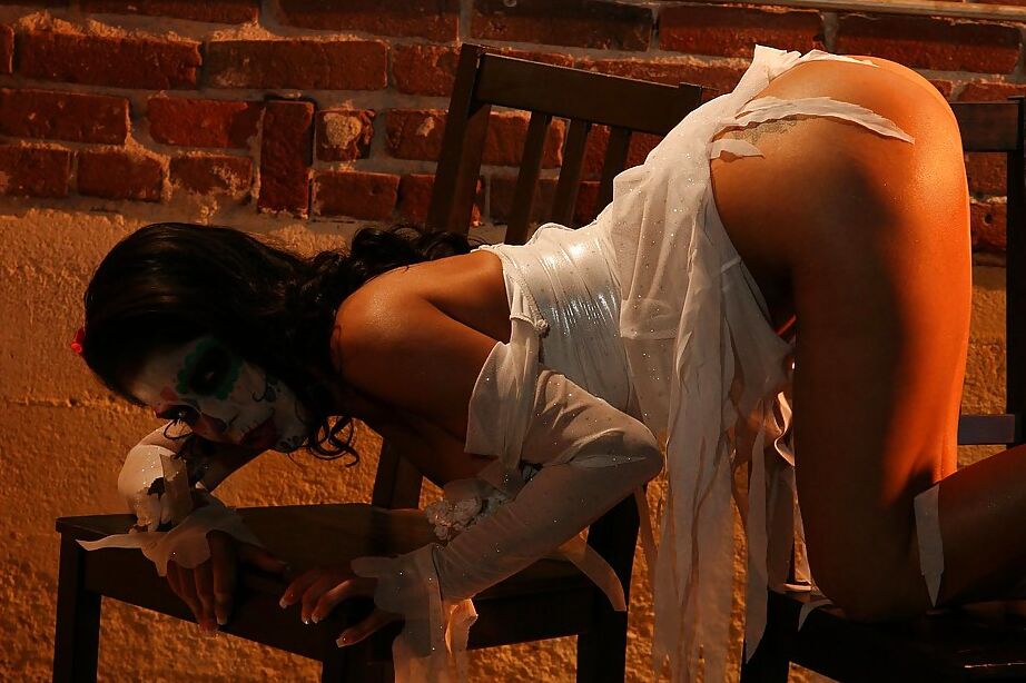 16P Latina deslumbrante em roupa de cosplay Alexis Amore revelando seus produtos