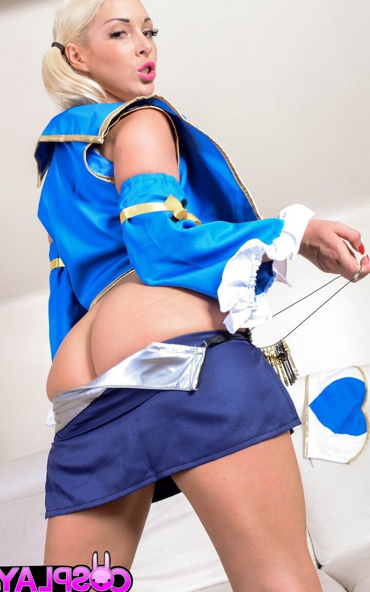 14P Chica rubia con coletas y traje de cosplay atrapa esperma en sus grandes tetas después del sexo