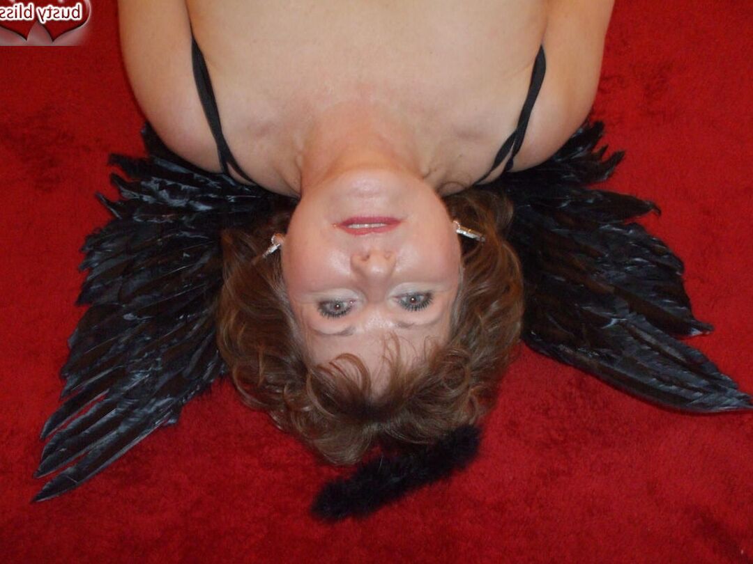 20P Reife Amateurin Busty Bliss trägt Flügel, während sie im POV-Modus einen kleinen Schwanz lutscht