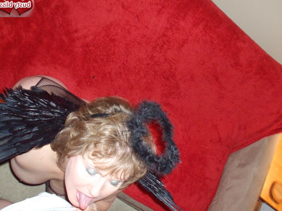 20P Reife Amateurin Busty Bliss trägt Flügel, während sie im POV-Modus einen kleinen Schwanz lutscht