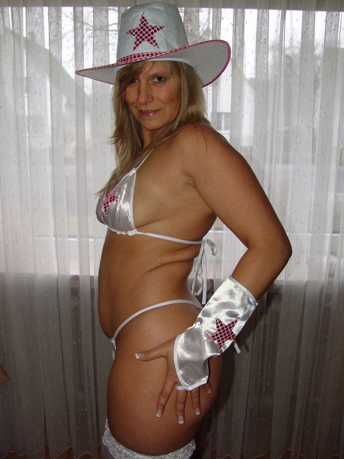 20P La amateur Sweet Susi se separa los labios del coño con un bikini y un sombrero con temática de Texas