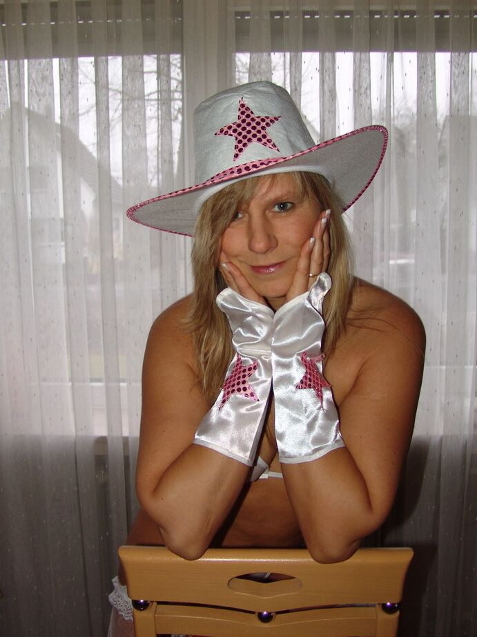20P La amateur Sweet Susi se separa los labios del coño con un bikini y un sombrero con temática de Texas