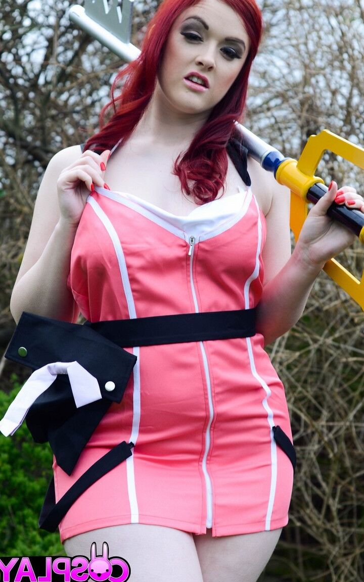 Die 14P Redhead BBW Jaye Rose verliert ihre natürlichen Titten und ihre Möse aus der Cosplay-Kleidung