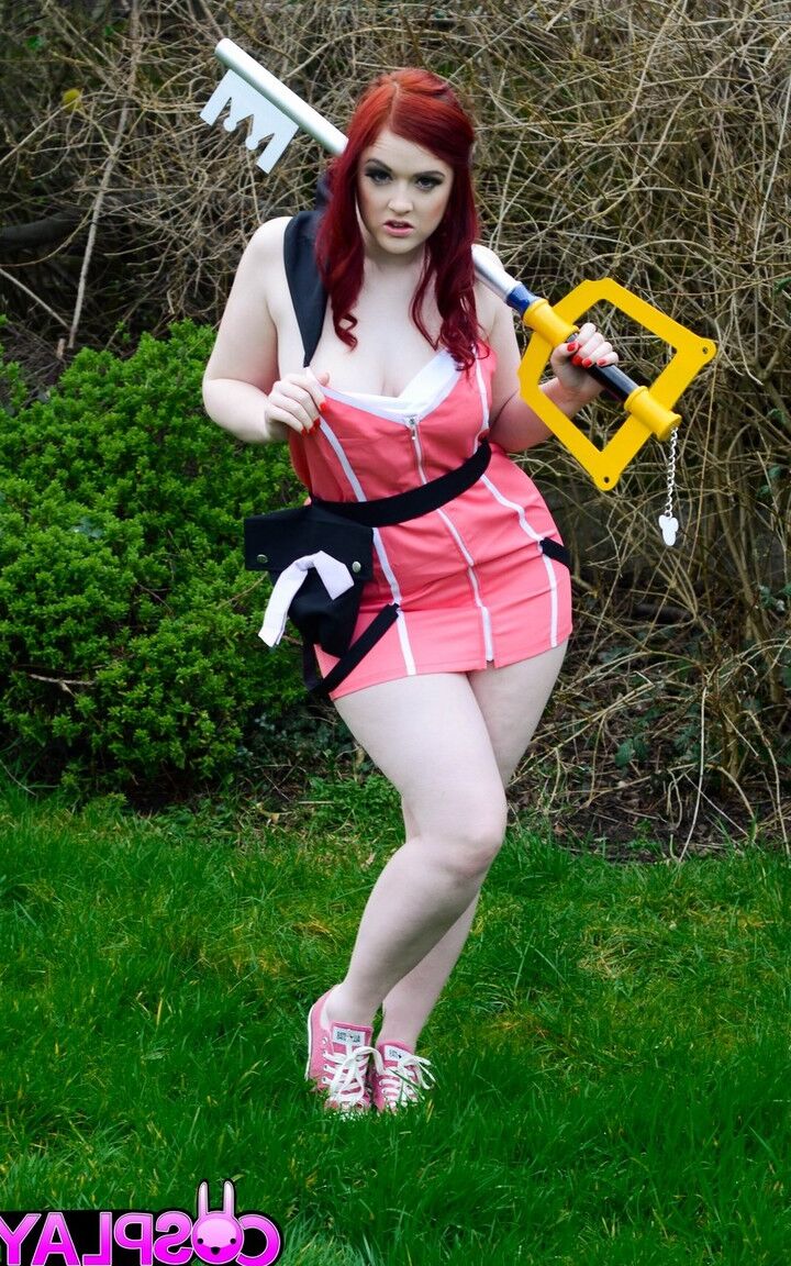 Die 14P Redhead BBW Jaye Rose verliert ihre natürlichen Titten und ihre Möse aus der Cosplay-Kleidung