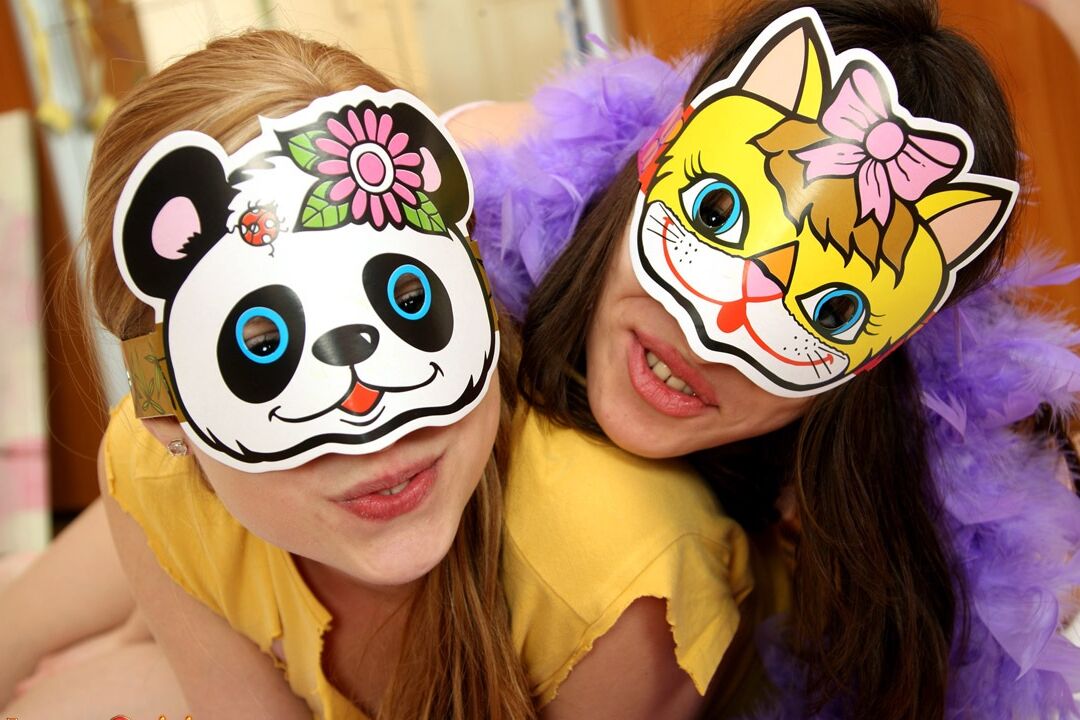 15P Des lesbiennes adolescentes ciseaux des chattes sur un lit après avoir retiré les masques de cosplay