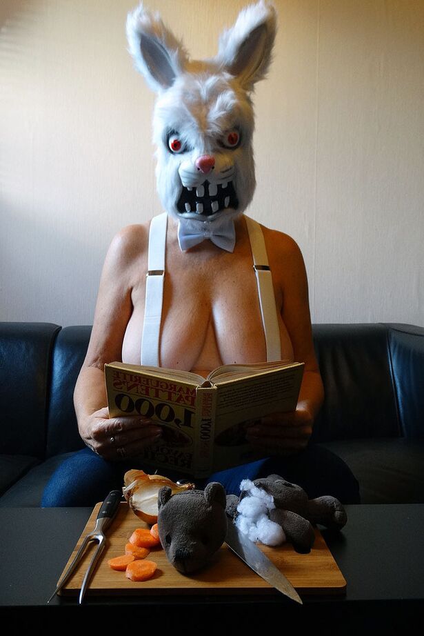 20P Mulher peituda ostenta uma fantasia de cosplay enquanto enfia uma cenoura na boceta