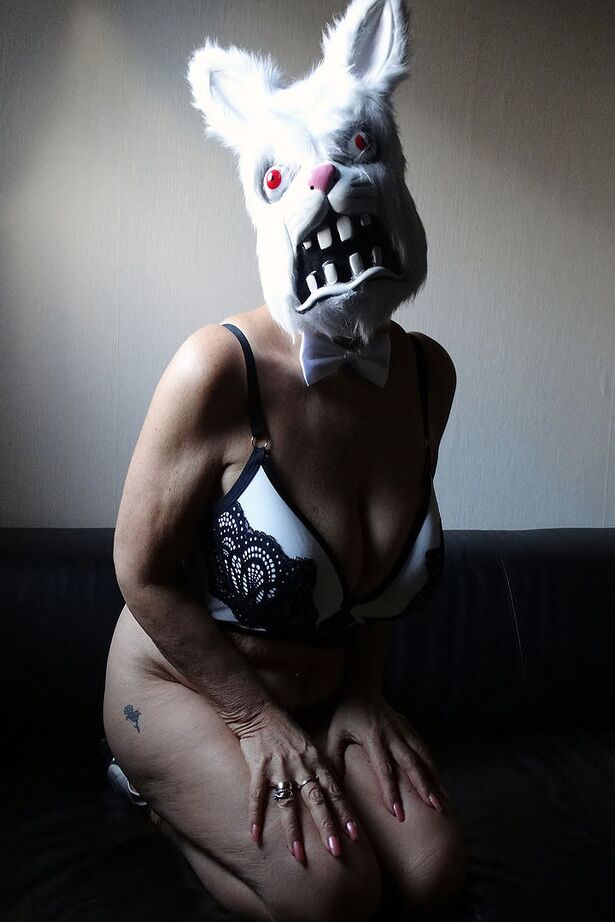 20P Mulher peituda ostenta uma fantasia de cosplay enquanto enfia uma cenoura na boceta