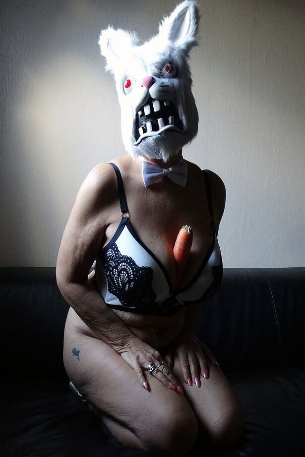 20P Mulher peituda ostenta uma fantasia de cosplay enquanto enfia uma cenoura na boceta