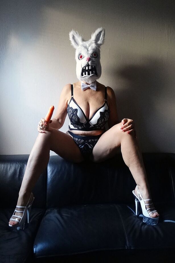 20P Mulher peituda ostenta uma fantasia de cosplay enquanto enfia uma cenoura na boceta