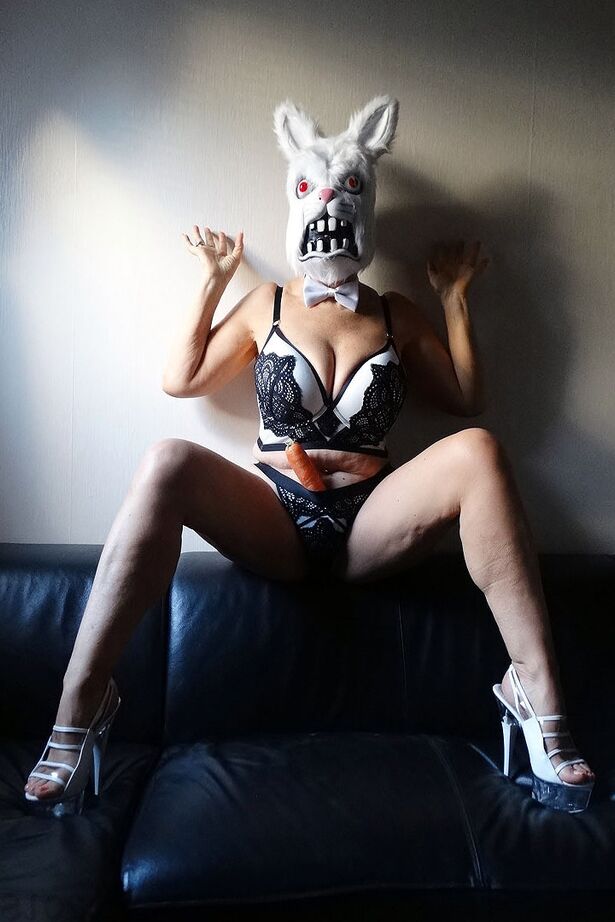 20P Mulher peituda ostenta uma fantasia de cosplay enquanto enfia uma cenoura na boceta