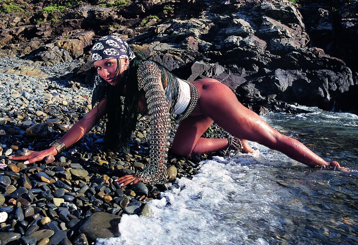 12P La ocupada pirata cosplay Bettina se folla a su compañero de barco mientras entierra un tesoro