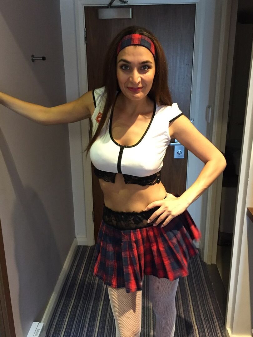 20P Le modèle amateur sexy Alinaxxx expose sa chatte en sous-vêtements sans entrejambe