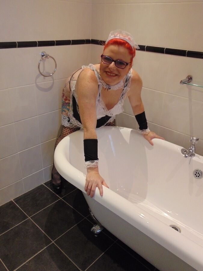 16P Mollie Foxxx, une amatrice plus âgée, enlève sa tenue de cosplay avant de se baiser avec les doigts dans une baignoire.