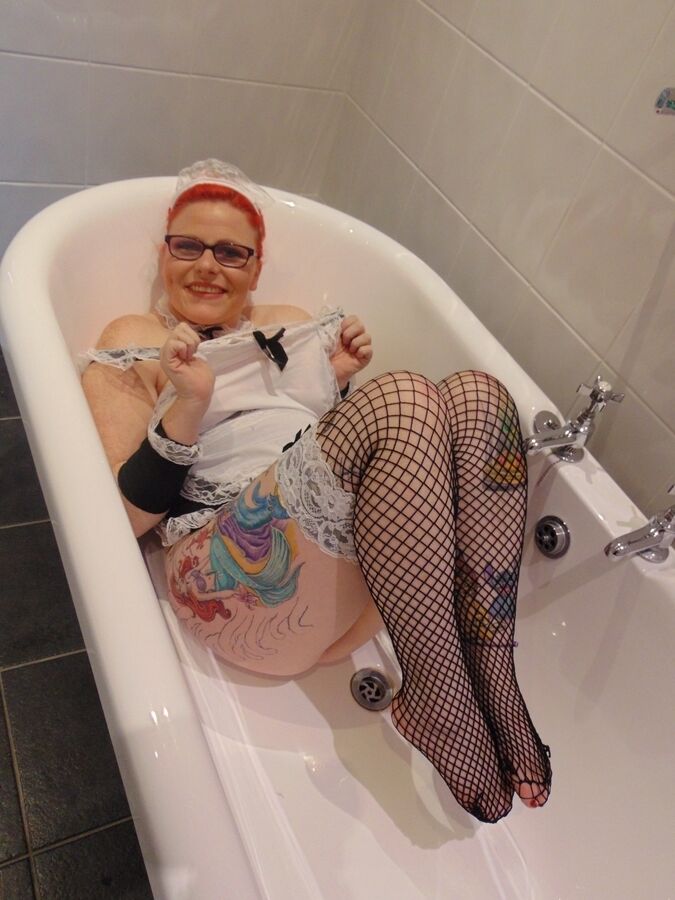 16P Mollie Foxxx, une amatrice plus âgée, enlève sa tenue de cosplay avant de se baiser avec les doigts dans une baignoire.