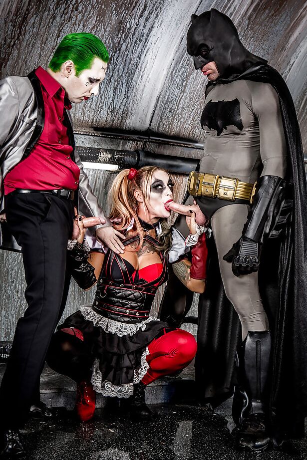 16P-Pornostar Kleio Valentien bläst gleichzeitig Batman und dem Riddler einen