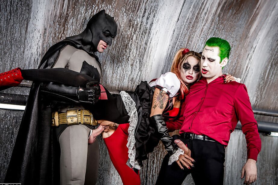 16P-Pornostar Kleio Valentien bläst gleichzeitig Batman und dem Riddler einen