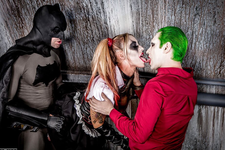 16P-Pornostar Kleio Valentien bläst gleichzeitig Batman und dem Riddler einen