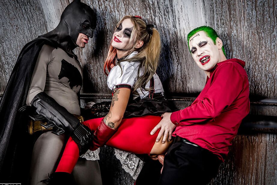 16P-Pornostar Kleio Valentien bläst gleichzeitig Batman und dem Riddler einen