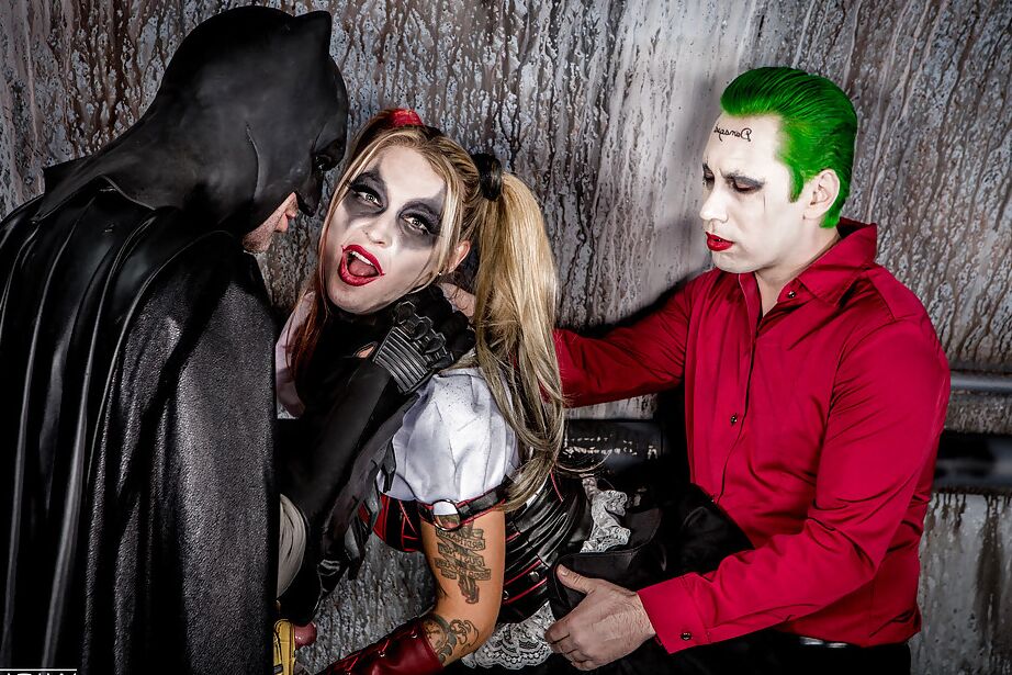 16P-Pornostar Kleio Valentien bläst gleichzeitig Batman und dem Riddler einen