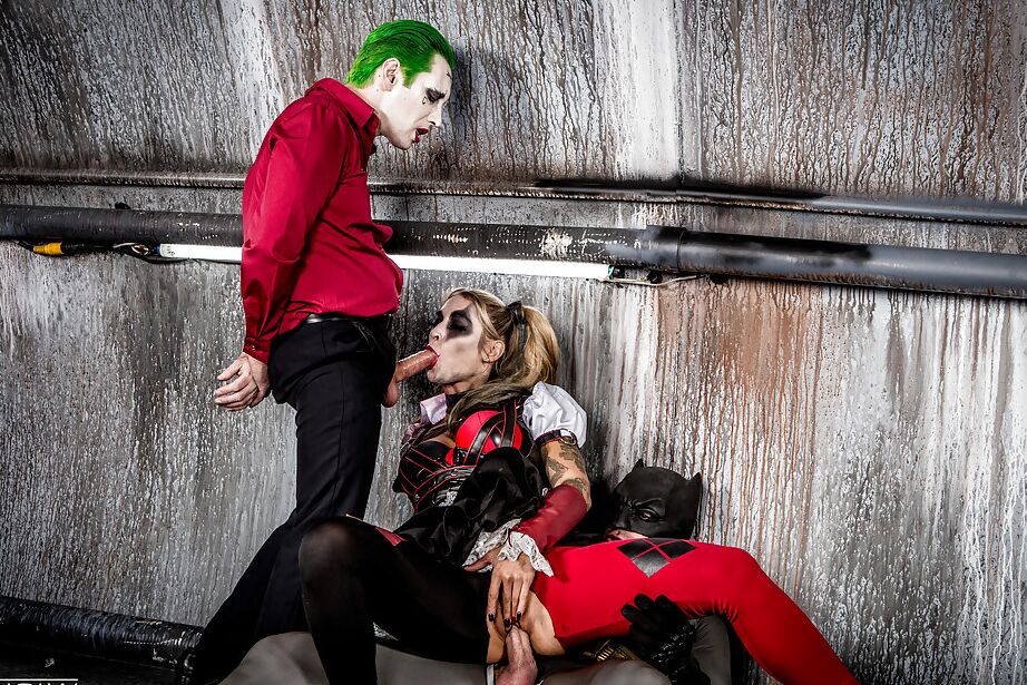16P-Pornostar Kleio Valentien bläst gleichzeitig Batman und dem Riddler einen