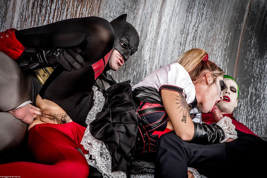 16P-Pornostar Kleio Valentien bläst gleichzeitig Batman und dem Riddler einen
