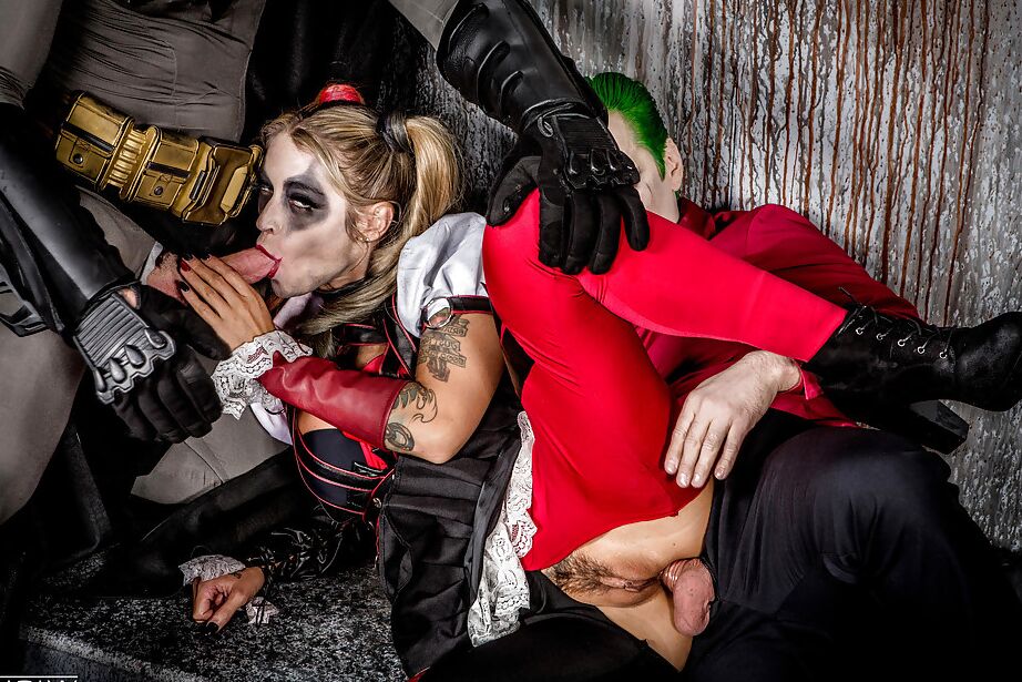 16P-Pornostar Kleio Valentien bläst gleichzeitig Batman und dem Riddler einen