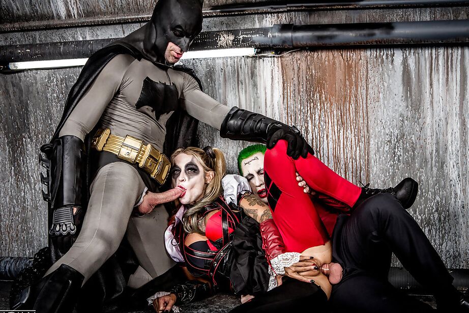 16P-Pornostar Kleio Valentien bläst gleichzeitig Batman und dem Riddler einen