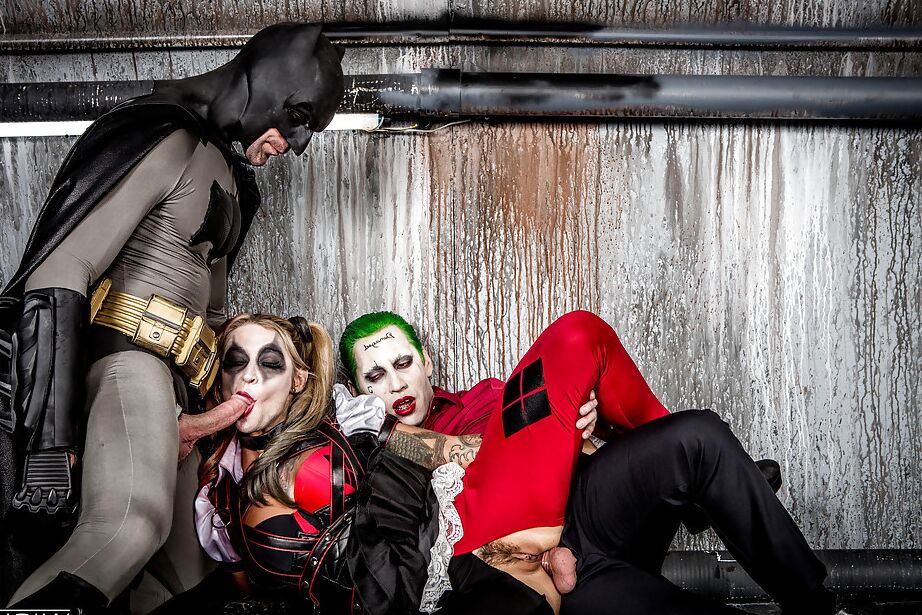 16P-Pornostar Kleio Valentien bläst gleichzeitig Batman und dem Riddler einen