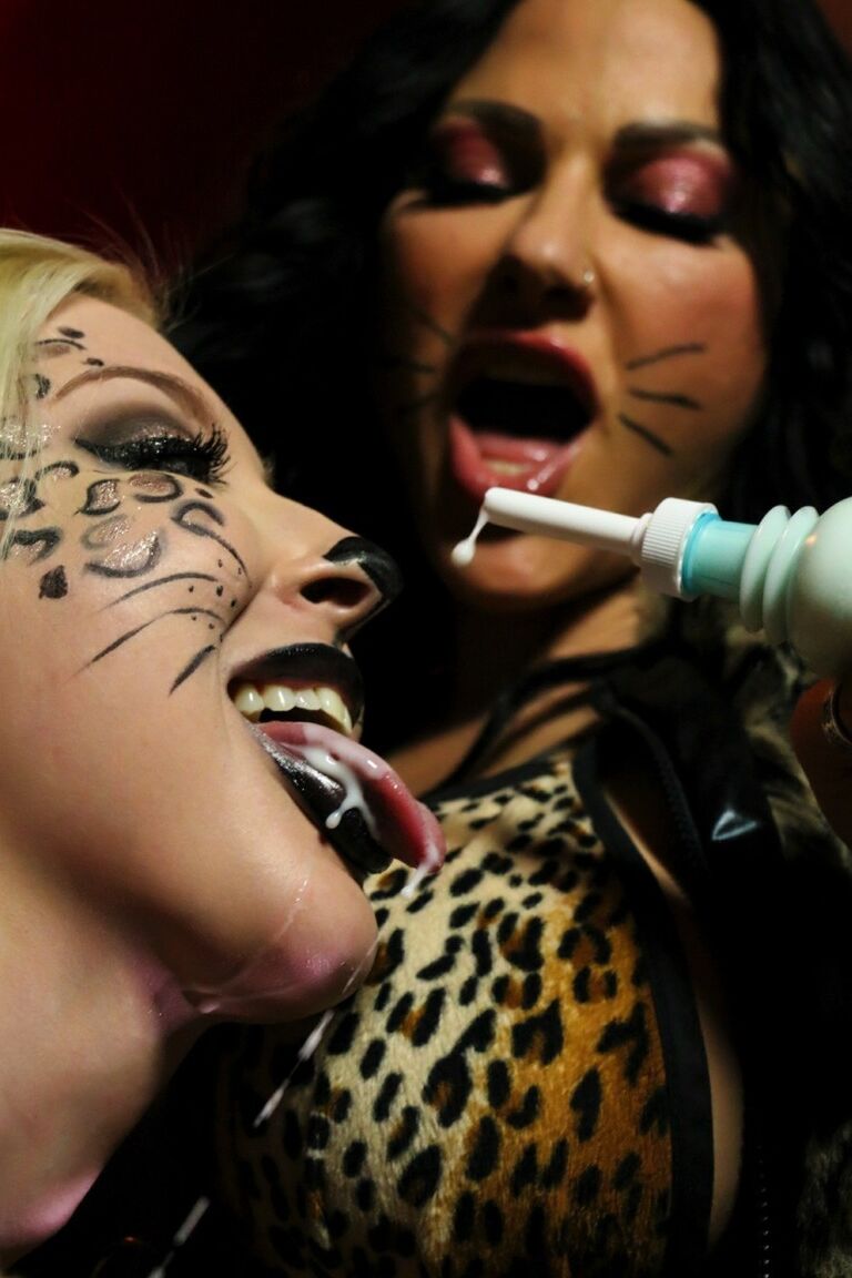 12P Las estrellas porno lesbianas Jen Hexxx y Leya Falcon se divierten jugando con disfraces