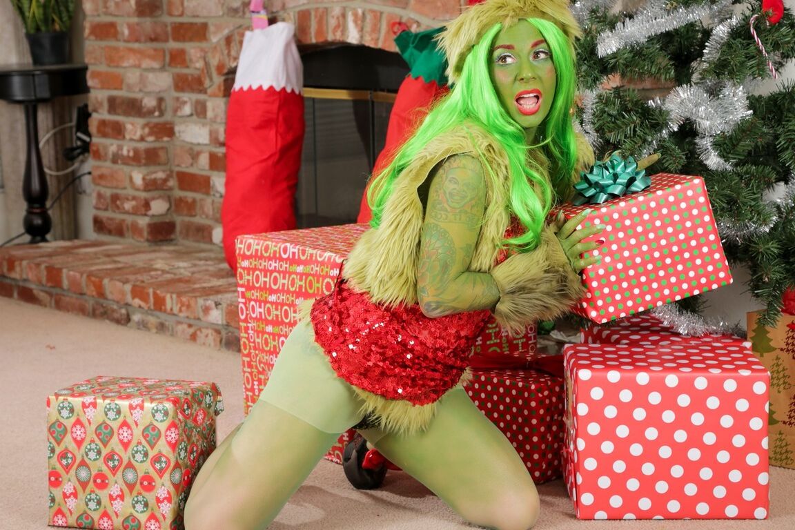 15P Chica cosplay tatuada Joanna Angel disfrazada abriendo el culo con tacones