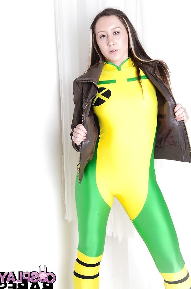 Elouise Please, une cosplayeuse française de 16P, dévoile ses gros seins et ses tatouages.