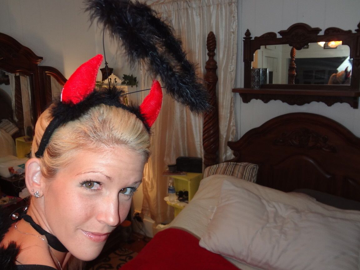 Die 16P blonde Amateurin Jolene Devil entblößt ihre Brüste, während sie Cosplay-Kleidung trägt