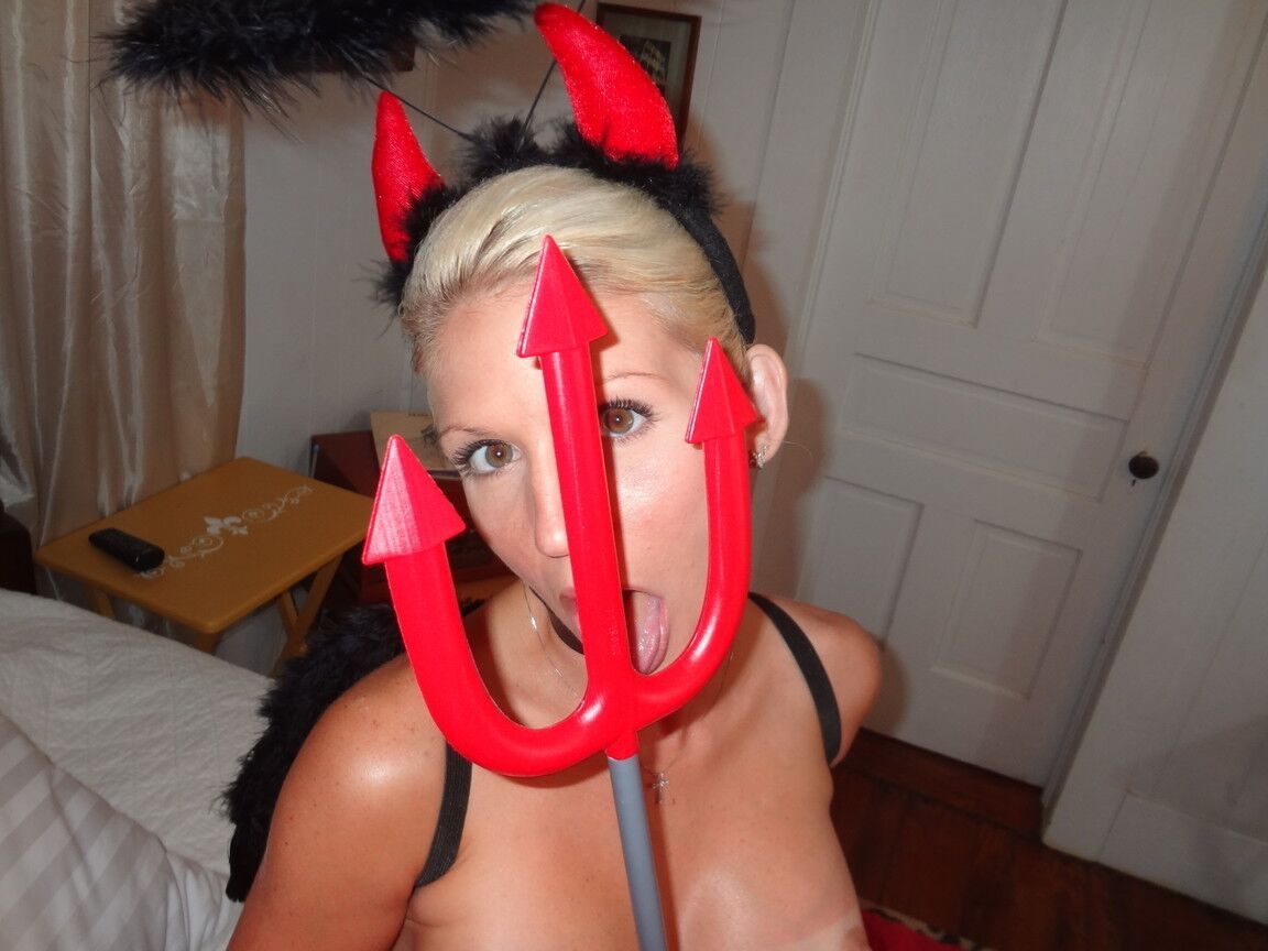 Die 16P blonde Amateurin Jolene Devil entblößt ihre Brüste, während sie Cosplay-Kleidung trägt
