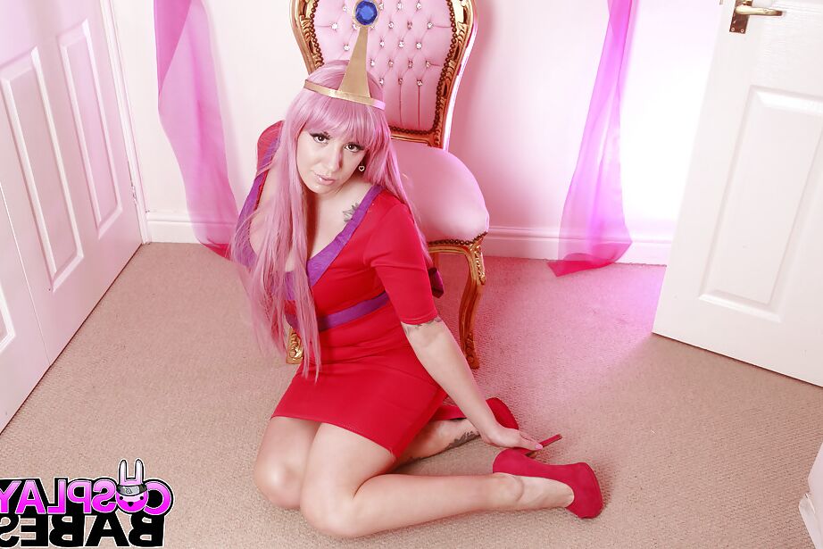 16P La princesita sexy Yuffie Yulan suelta sus grandes tetas durante el cosplay