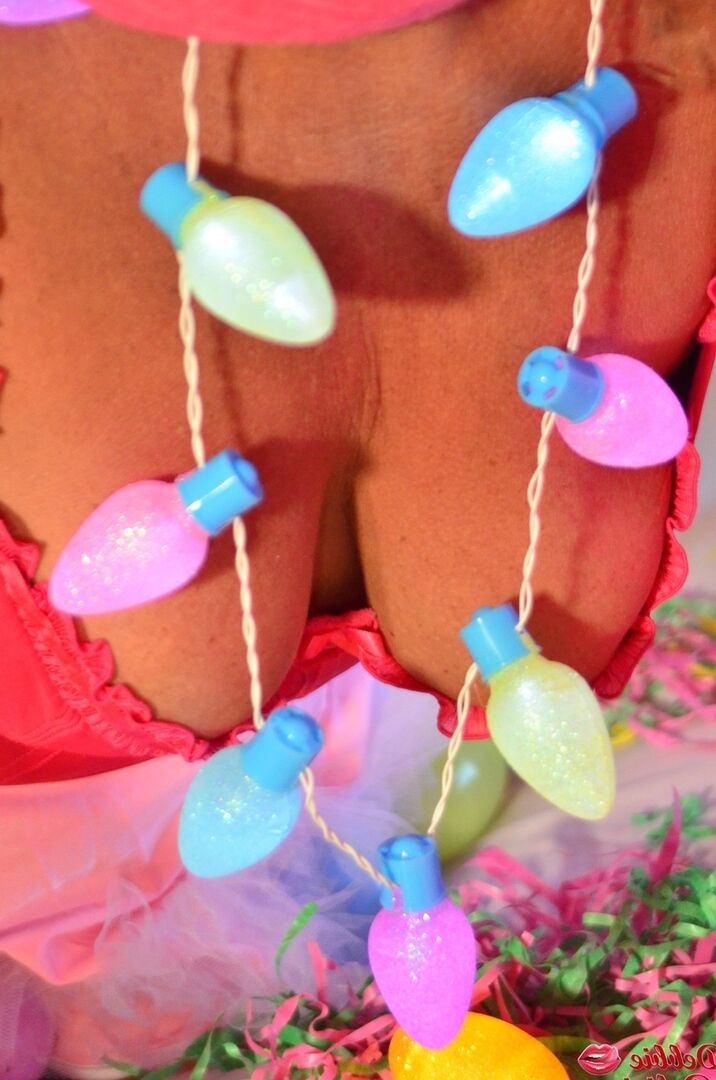 16P Debbie Delicious, amatrice mature, lèche un téton alors qu'elle est vêtue d'une tenue de Pâques
