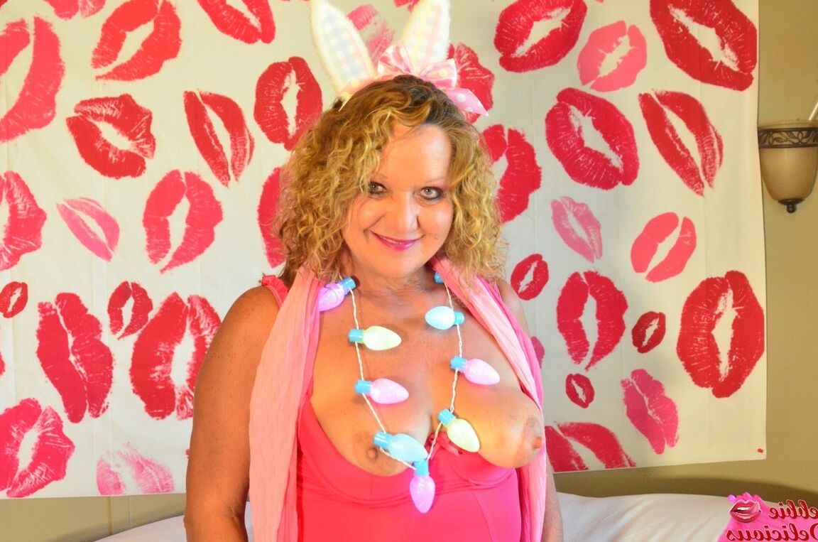 16P Debbie Delicious, amatrice mature, lèche un téton alors qu'elle est vêtue d'une tenue de Pâques