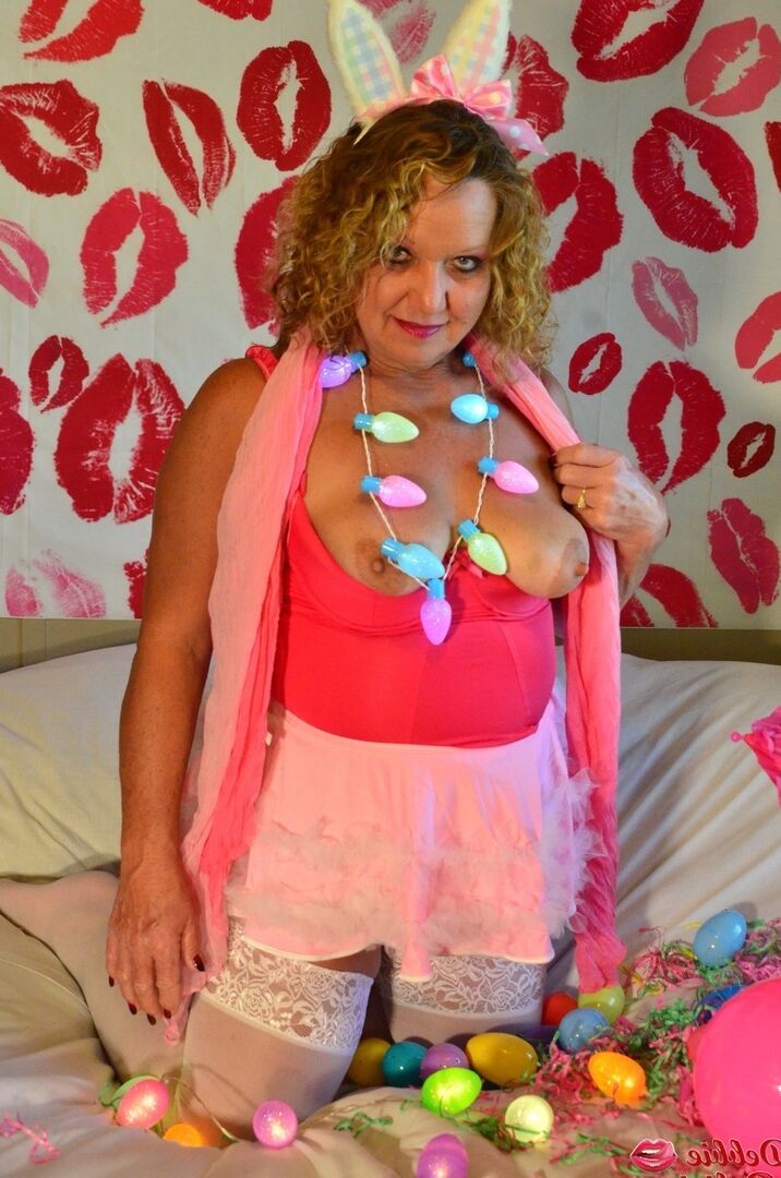 16P Debbie Delicious, amatrice mature, lèche un téton alors qu'elle est vêtue d'une tenue de Pâques