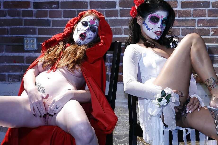 16P Una deslumbrante chica cosplay se divierte besándose y masturbándose el coño mutuamente